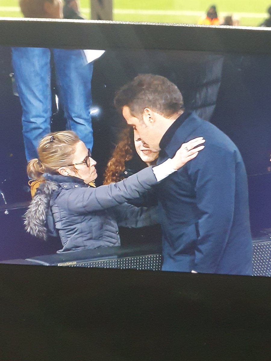 peterrutzler's tweet image. Fulham players go over to the Hammy End and one by one embrace the Parish family. Really lovely moment that. #FFC