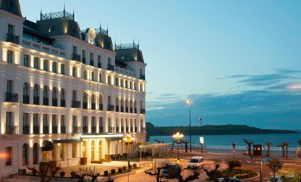 spainhotelstv's tweet photo. Gran Hotel Sardinero - Santander😀
https://t.co/ZxB64eraR6👍
*
*
#santander #spain #mp_spainok #earthofficial #visitspain #mp_traveldestination #passionpassport #heatercentral #instagram #instagood #travelawesome #travel #wanderlust #beautifuldestinations #stayandwander #repost✴️ https://t.co/AFYrD8DSKp