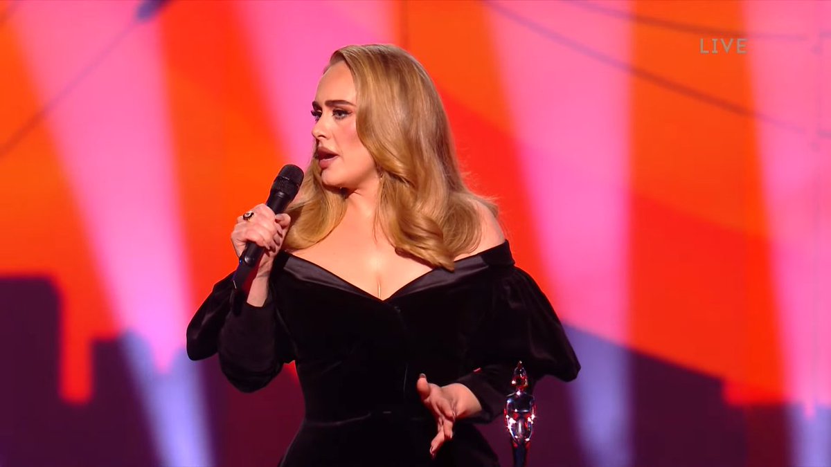 adeleonlinecom's tweet photo. "Eu amo ser uma artista. Eu mal posso acreditar que esse é o meu trabalho".

Adele ao aceitar o prêmio de Artista do Ano no #BRITs. https://t.co/8zEonjmmct