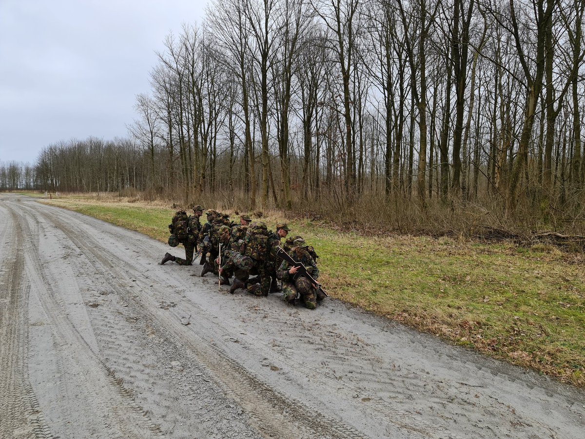 VCAmsterdam's tweet photo. Veva studenten ROC van Amsterdam en Purmerend een week examens en oefening. Voor het "eggie" op de Willem Lodewijk van Nassaukazerne &amp; OT Marnewaard. @Defensie
@DefensieOnline
@KajsaOllongren @MBOZuidoost https://t.co/et00DliTHv