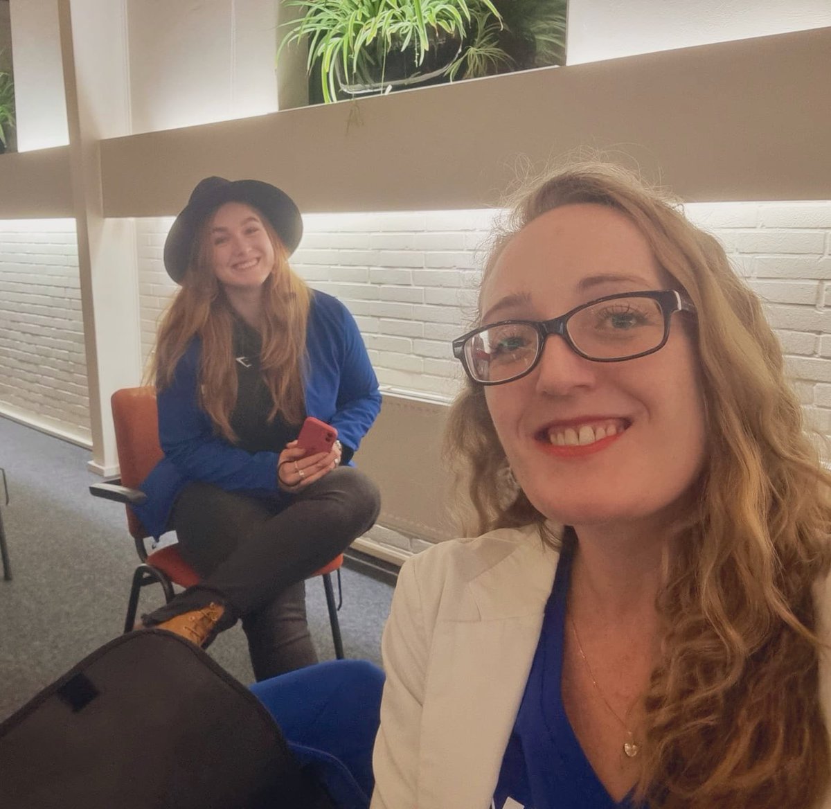 Het was boeiend en met passie. 
Fijn dat de dorpsraad ons de kans geeft de inwoners te vertellen over onze plannen voor Nieuw-Vennep. 
En naast inwoners ook HAP kandidaten in de zaal; tijd voor gesprekken met de Vennepers!