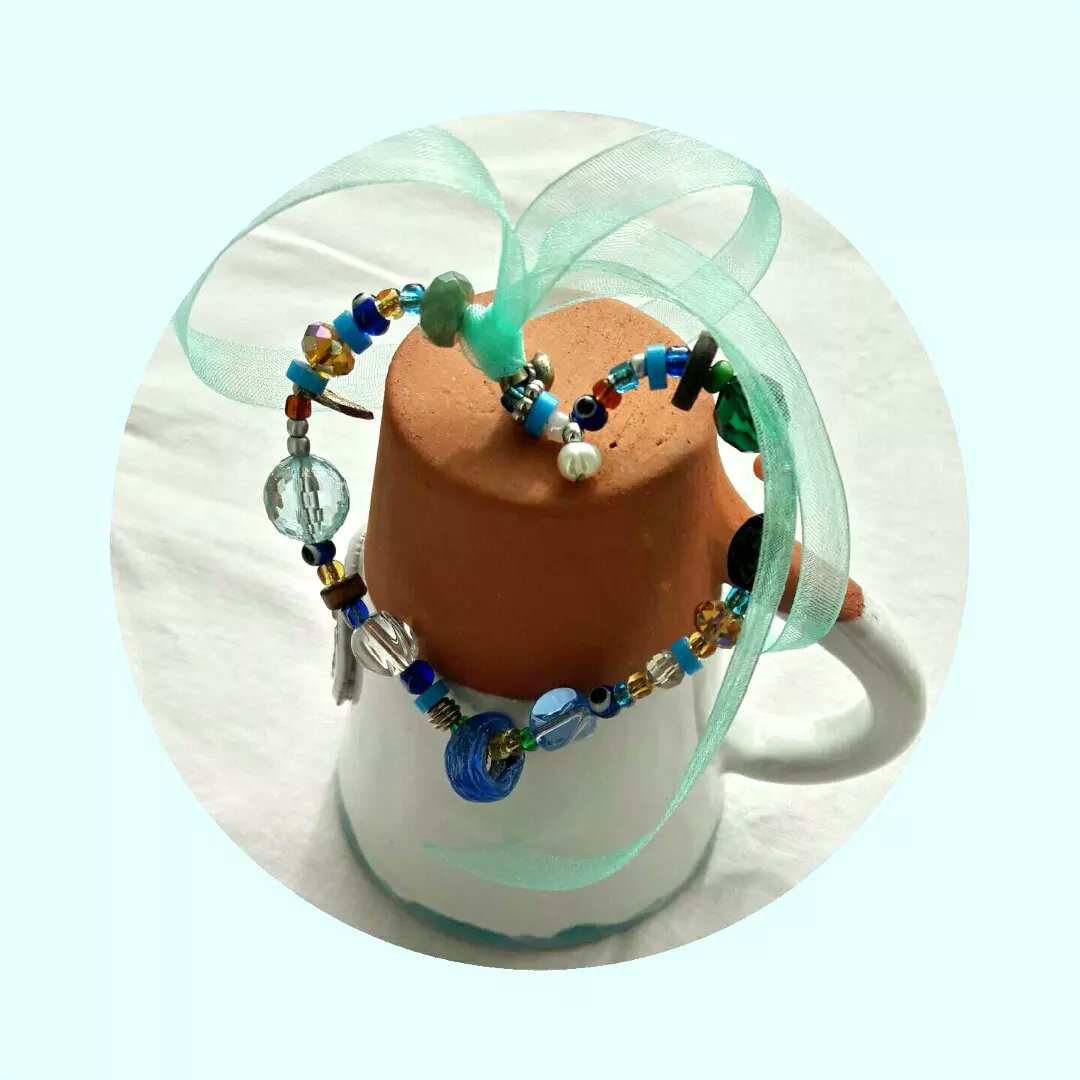 aşk'a gel'in 💌

⭐ aşk temastır ⭐

aşk iyileştirir.
aşk besler.
aşk korur.
aşk saklar.
aşk konuşur.
aşk mektuptur.
aşk faniladır.
aşk bitmez.

#ahubirömür