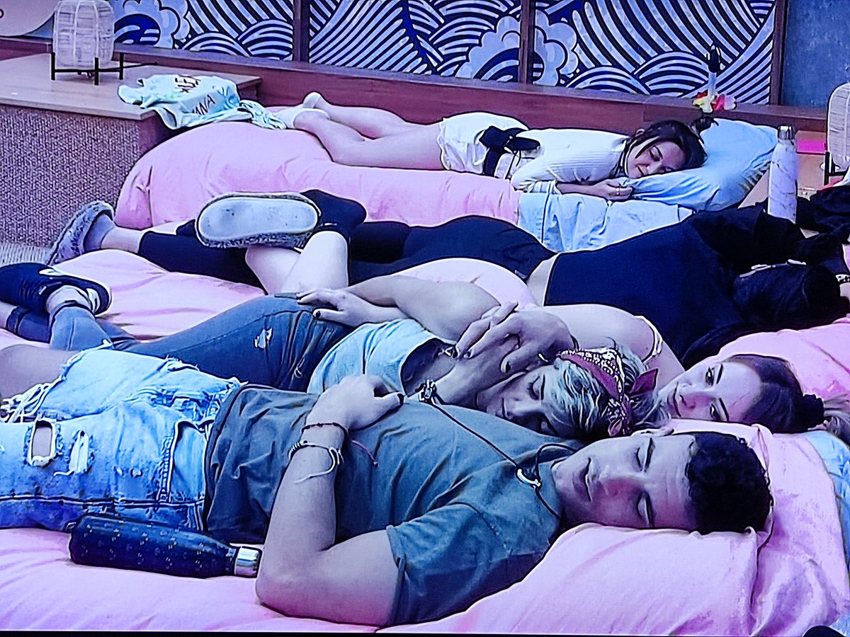 iLich_'s tweet photo. Adrián hablando de muebles por favor
#SecretUH3 #UH3 https://t.co/IBxr256arO