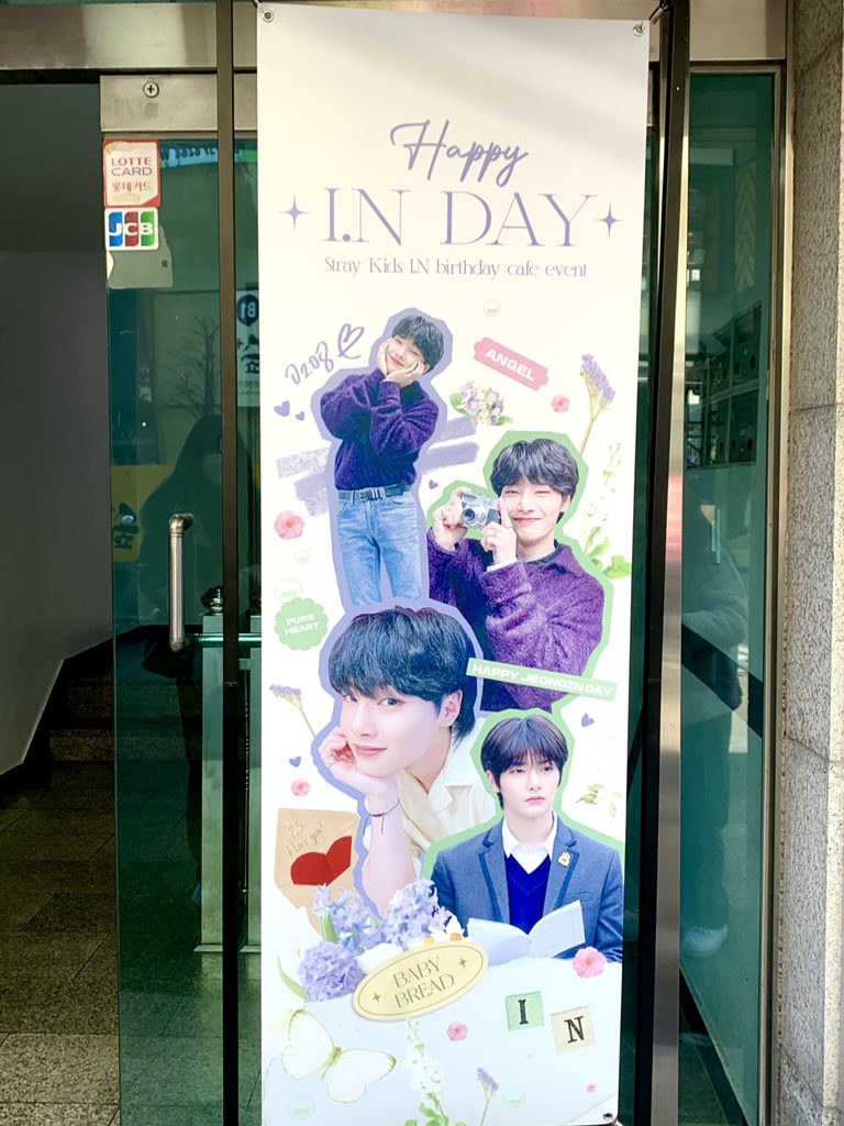 lookslikeazure's tweet photo. 🧷카페 위밋데얼

내부는 흰색으로 인테리어 되어있었고 전신거울도 있어서 사진찍기에 좋았음. 폴라 꾸미기 이벤트도 있었구 아기자기하게 장식되어있어서 괜찮았음. 크기는 보통 개인카페 크기 정도였고 담아주는 커피 보틀이 이뻤음ღ https://t.co/Y2TJqczbhR