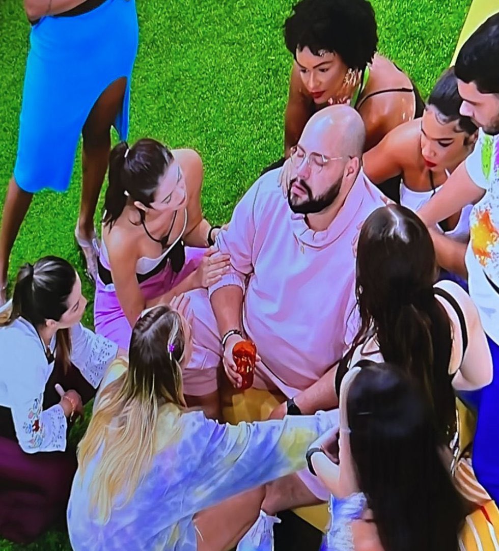 faniasouzaa's tweet photo. GENTEEE, O QUE É ISSO?? KKKKKKK. Tiago trabalha na sefaz #BBB222 https://t.co/2sePI3dl16
