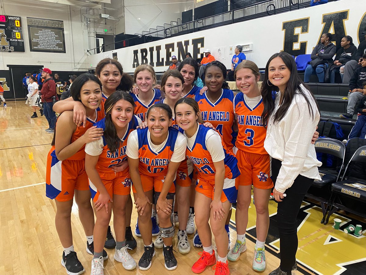 centralcathoops's tweet photo. So incredibly proud of JV Blue ending their season with a win over Abilene High! They finished with a record of 18-7, 8-3! Loved watching these kids get better every day. GREAT JOB GIRLS!!!
#efm #getoutoftheboat #cathoops #lovethem #monrealisthegoat https://t.co/7rTspQHYEk