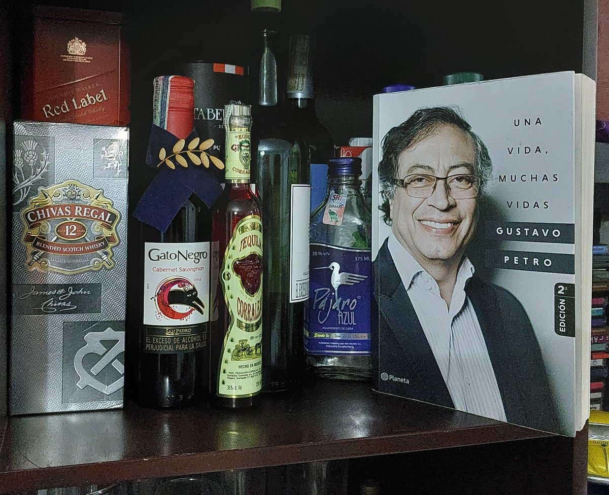 tetoquintero's tweet photo. Ya estamos listos para celebrar el triunfo de @petrogustavo #BorrachoDeAmor por este buen @PactoCol a su salud @TeteQuijano @Ginajaimes @Lynx_Plenilunio @lanathica @juanialferez https://t.co/tpwMiM75qR