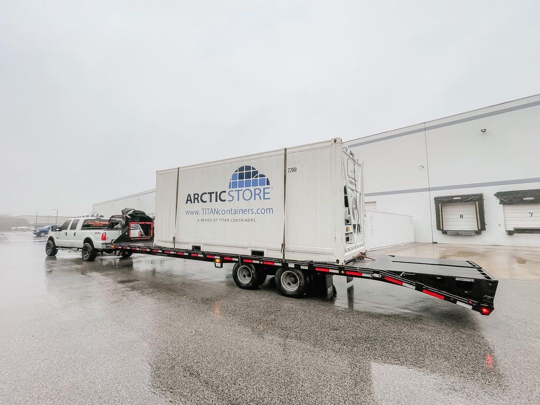 This #TrailerTuesday, upgrade your #HotshotTrucking business with Diamond C! 💪 Check out this sweet setup from Shore Shot Transport, featuring #MaxRamps loading! 🙌  #TrailerTuesday #DCtrailers #EXTRAordinary #Fleetneck #EngineeredBeam