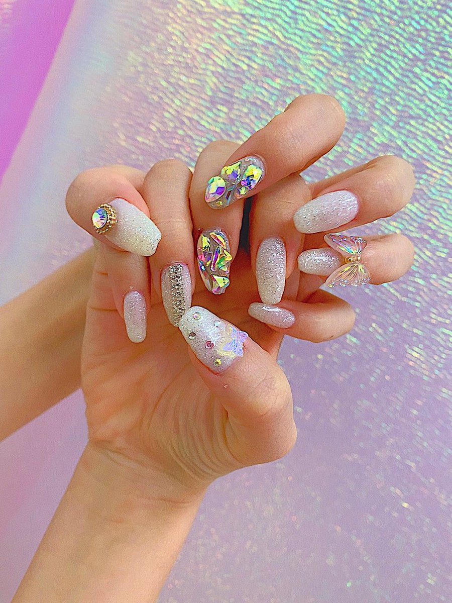 090Narumi's tweet photo. new nail…💅💖💖
♡
仲良しのお友達のサロンでしてもらったよん💕いつもピンクカラーが多いどイメージあんまない白🤍冬っぽい☃️
♡
サロンに置いてる1番でかい蝶々付けてもらった🦋✨✨かわいい。
♡
#ネイル 
#ネイルサロン 
#ネイルデザイン 
#にゅーねいる 
#ハンドモデル
#キラ���ラネイル https://t.co/3LVHtcDwRe