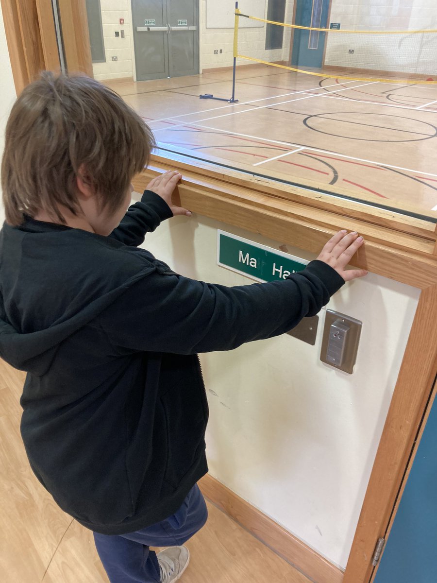 _NHLC's tweet image. No book no problem! Reading around the school #readingonthego