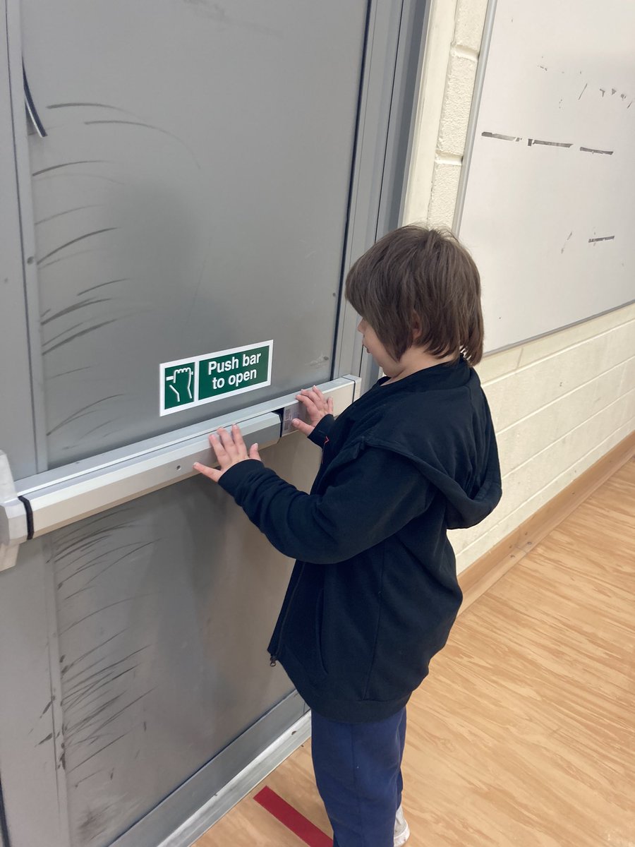 _NHLC's tweet image. No book no problem! Reading around the school #readingonthego