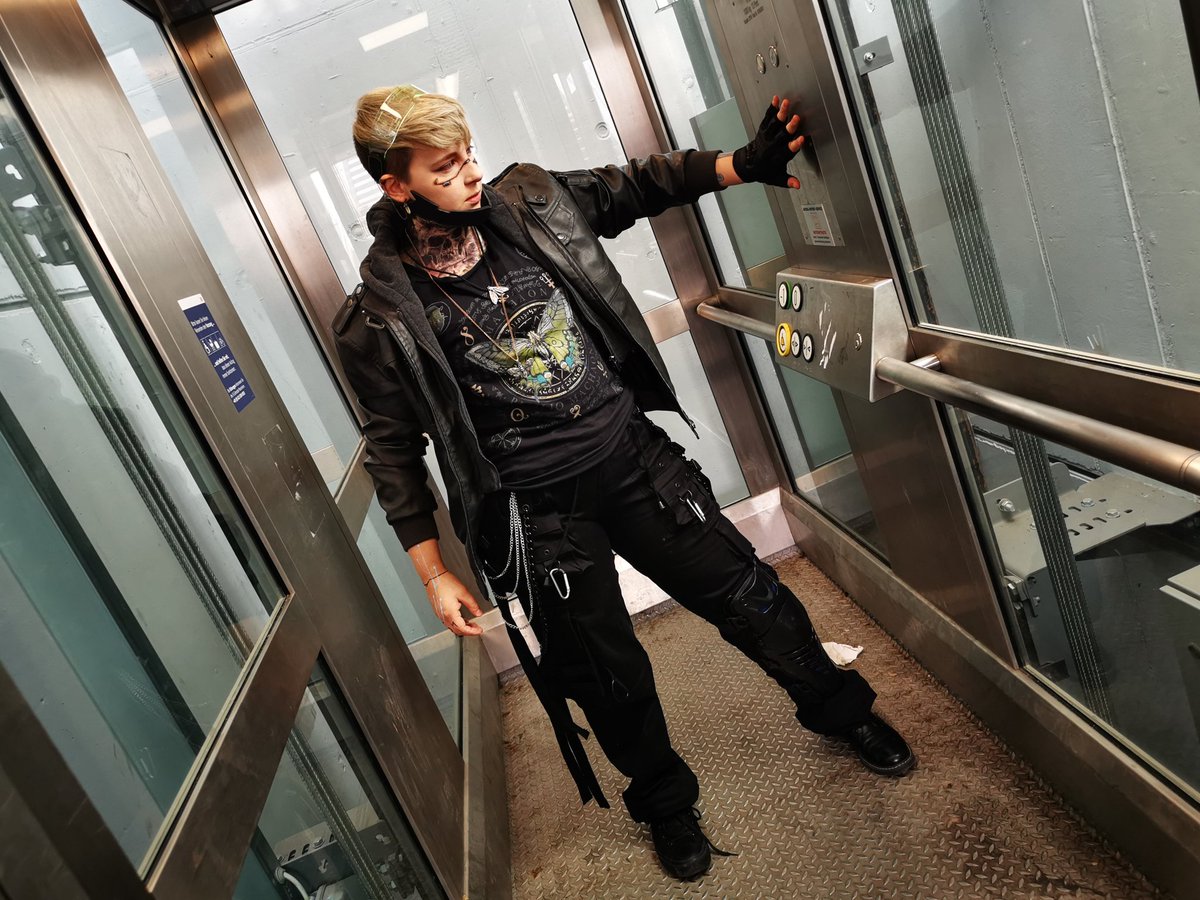 🌃 Cedric 🌇

Read more:
instagram.com/p/CZu91TqN4JC/…

📷 narnian.neverlander [Insta] 
🖋️ Text by lucio_Cosplay [Insta] 

#VendigoRaven #VendigoRavenLARP #CyberpunkVendigoRaven #cyberpunk #cyberpunk2077 #CyberpunkLARP #LARP
