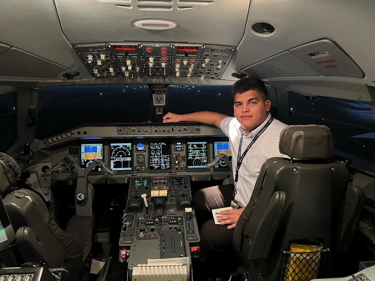 FredyJG_'s tweet photo. Hace seis años emprendí una nueva aventura en un país nuevo que hoy en día llamo hogar. Desde niño lo había soñado y después de mucha dedicación y esfuerzos finalmente puedo decir que hoy a mis 21 años me he convertido oficialmente en Airline Pilot👨‍✈️🙏.Luchen por sus sueños 🙏. https://t.co/thxzk4FL5V