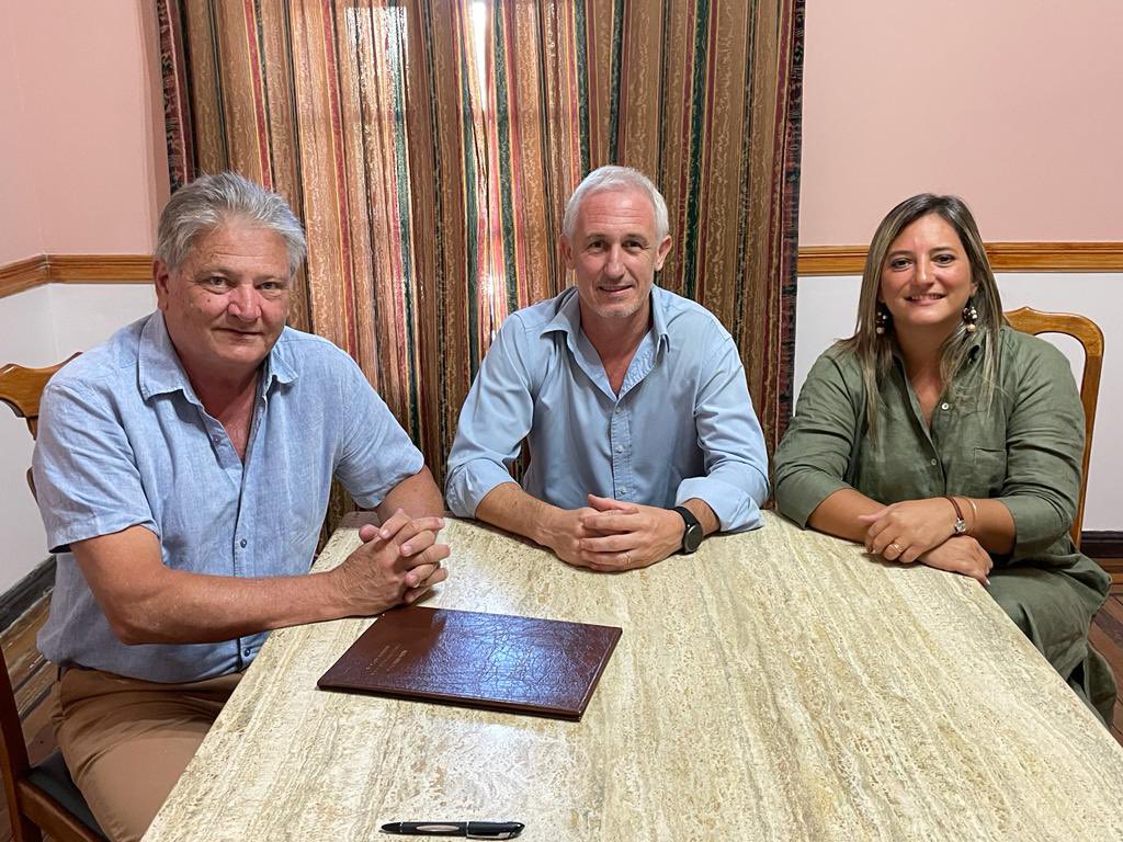 JxCSantaFe's tweet photo. UN AÑO PARA CONSTRUIR Y AMPLIAR 
Se reunieron las autoridades de la mesa provincial de nuestro espacio, @CunhaCristian @prosantafe_, @LucilaLehmann @ccivicasantafe y @cfascendini @santafe_ucr para fortalecer JxC y construir juntos una alternativa en Santa Fe. 💪🏻 https://t.co/yk0QrJoYN7