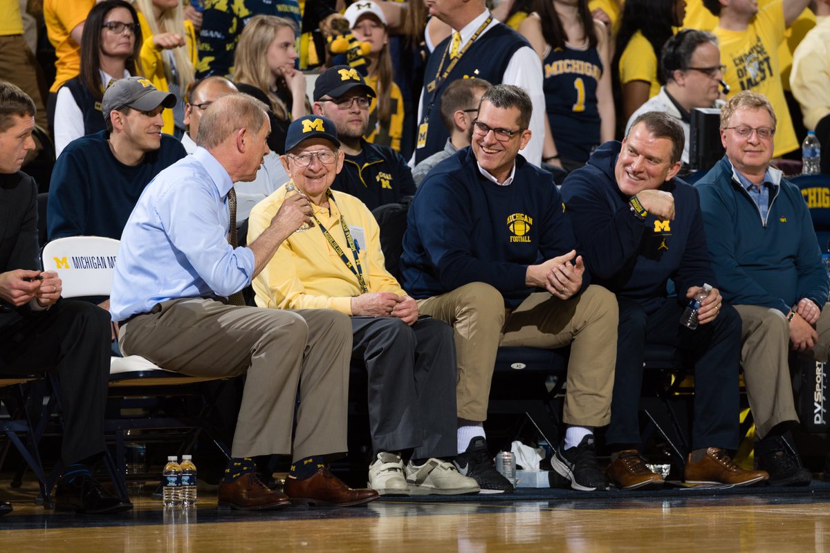 JohnBeilein's tweet image. Michigan Athletics has been so successful bc of the support of the man sitting between Jim and I. RIP Al Glick! Could never get him to call the 1st play but always loved having him next to me each game. Thankful for all he has done for UM. Al was a leader and the best  #goblue
