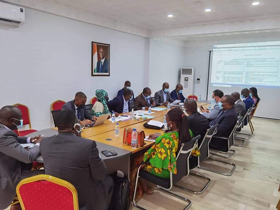 CCCCIUE's tweet photo. INITIATIVE POUR UN CACAO DURABLE EN CÔTE D’IVOIRE 

Sous la présidence du CN de la CCCCI/UE, M. BAMBA Semon, s’est tenue, ce jeudi 03 Février 2022, la première réunion du Comité de suivi des Indicateurs de l’appui budgétaire « cacao durable en Côte d’Ivoire »,... https://t.co/k6EUJbcEUn