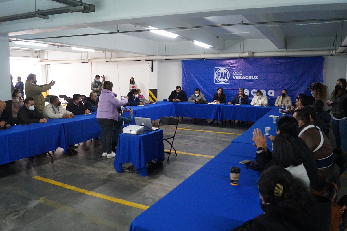 ECambranisT's tweet photo. En el @GLPANVer trabajamos por dar a #Veracruz mejores leyes que beneficien a toda la sociedad.

Hoy, respondimos a la convocatoria del @CDEPANVeracruz, para coordinar nuestro quehacer legislativo con la dirigencia y sus secretarías.

@FedeSalomonMol1 
@Indira_rs https://t.co/F3tiSBtL2R