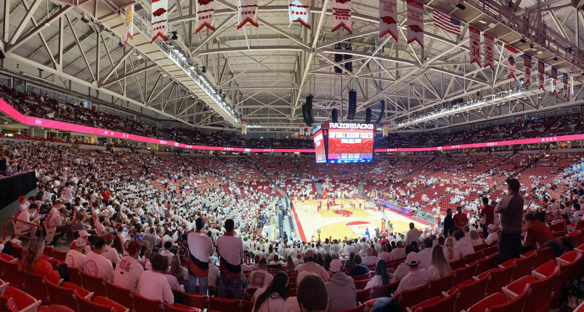SneadFeed's tweet photo. IT’S ~almost~ BASKETBALL TIIIIIME IN THE PALACE! #Hawgball #PartyLikeIts94 https://t.co/yVaIIPqAXS