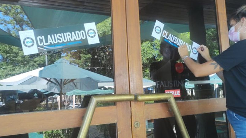 Clausuraron un bar del Parque Sarmiento por tirar líquidos cloacales a la vía pública >> eldoce.tv/sociedad/claus…