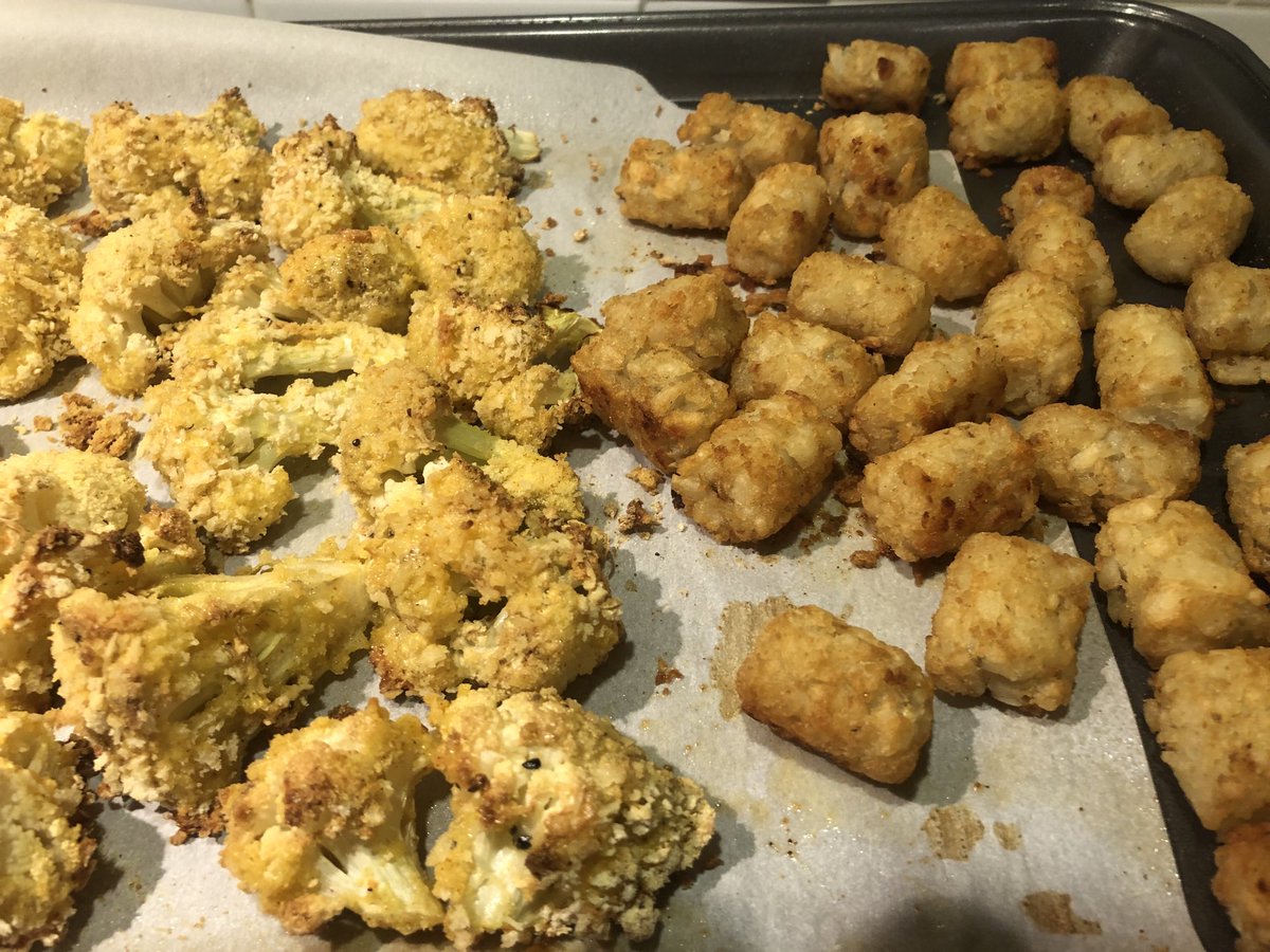 DrLoretoJackson's tweet photo. Although he is more than welcome to share with me (there’s a whole head of cauliflower to the left there), #TaterTots for him #Cauliflower for me. All oven baked of course. #LoretosLab tonight. https://t.co/vUIcb1C0OU