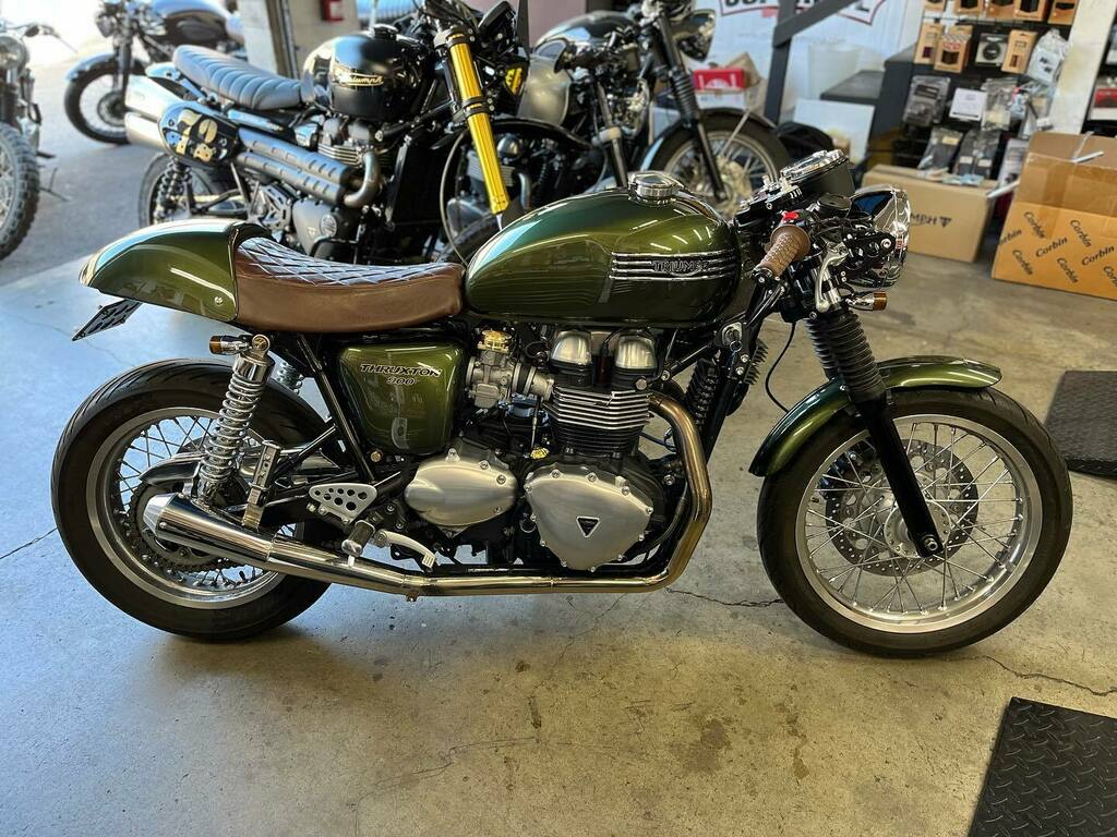 motochopshop's tweet photo. @hauserstevehauser Thruxton just got a whole lot sexier!!! Started off with some of the Liquid Cooled 4 Bar Badges on his gas tank, Lots of @motonecustoms Brass Bits, Ignition Relocation, Regulator / Rectifier Relocation, Front Turn Signal Bracket, @bonnevillebrackets Long F… https://t.co/kZZD3ZYkwj
