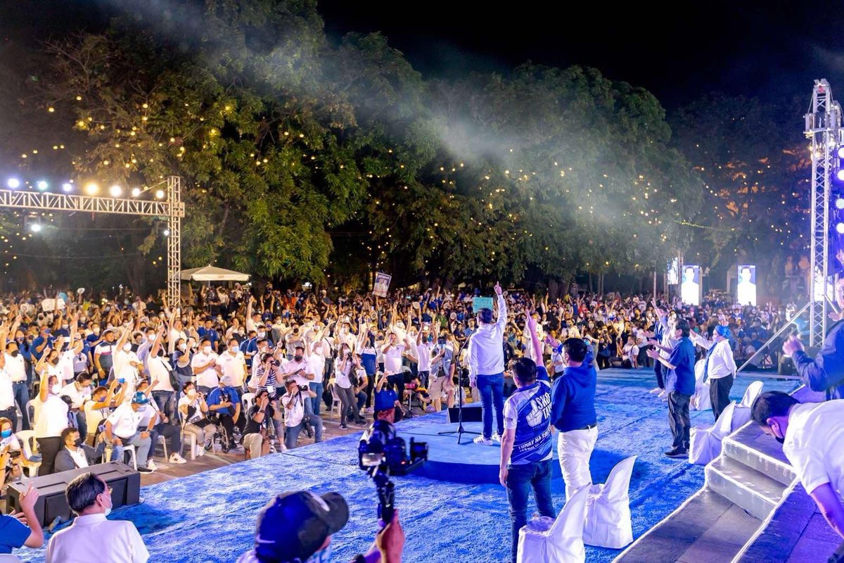 IskoMoreno's tweet photo. Pilipinas, laban natin ito!

Maraming maraming salamat sa lahat ng mga kababayan nating nagpakita ng suporta sa unang araw ng ating kampanya.

Nakakataba ng puso ang inyong suporta para sa amin. https://t.co/hg1nVxbpyc