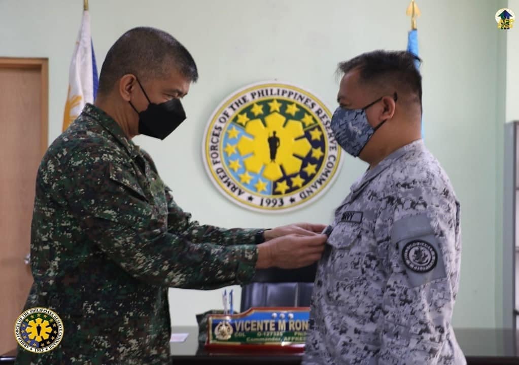 AFPRESCOfficial's tweet photo. The Command facilitated the donning of ranks to CDR PRIMO E TAVARES PN (GSC), JRS for Training and Educ Dir, JRFDC. A newly promoted LTSG ISAIAS B BIONAT JR PN, Commander, HSG to LCDR. MSg Remigio L Turingan (Inf) PA, SM, TASRG was pinned the rank of SMS on 26 Jan 2022. https://t.co/0d4HcJzDKM