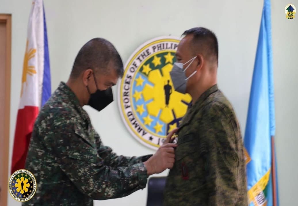 AFPRESCOfficial's tweet photo. The Command facilitated the donning of ranks to CDR PRIMO E TAVARES PN (GSC), JRS for Training and Educ Dir, JRFDC. A newly promoted LTSG ISAIAS B BIONAT JR PN, Commander, HSG to LCDR. MSg Remigio L Turingan (Inf) PA, SM, TASRG was pinned the rank of SMS on 26 Jan 2022. https://t.co/0d4HcJzDKM