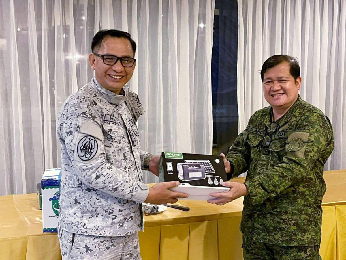 AFPRESCOfficial's tweet photo. The Command thru CDR RUEL GC NICOLAS PN, Dir., 5th AFP Reserve Center (VISCOM) facilitated the Turn Over of the donated Solar Lights and Awarding Ceremony to the personnel of 505th TASG, 5th TAS Bde Reserve on 28 January 2022. https://t.co/9XNxDHfhMe