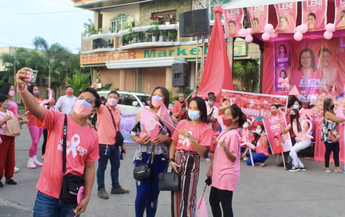 itchcootaucs's tweet photo. LOOK: Leni-Kiko supporters in Camarines Norte creatively raised their support through flyers and pink flags as per the arrival of Pres. aspirant Leni Robredo and VP candidate Kiko Pangilinan at Central Plaza Mall, Daet, Camarines Norte. #MovePH #WeDecide #PHVote #Halalan2022 https://t.co/SjCXHLMyy3