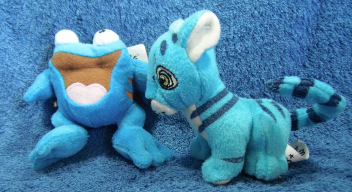 Crystaltuner's tweet photo. #Quiggle and Kougra - blue - #Neopets #McDonalds β plush https://t.co/nxLilrC0ju via @eBay https://t.co/LrrMzgfqav