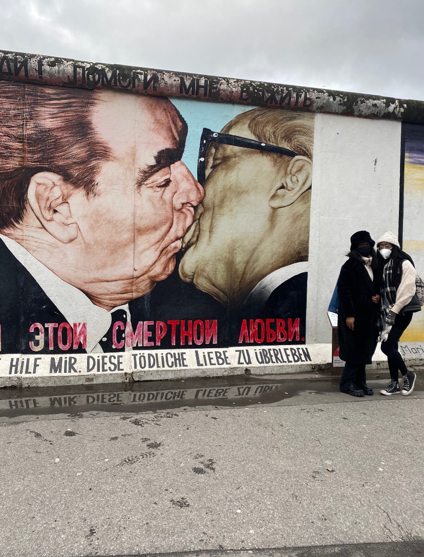 auntiefunke's tweet photo. Literally found £20 return tickets to Berlin on Sunday 30/1/22 convinced my sister &amp; we flew the week after (6/2/22) 
Spent a total of 30 hours in Berlin -visited the Reichstag, Charlottenburg Palace, the Berlin Wall Brandenburg Tor… We had the best spontaneous trip! 

#berlin https://t.co/rj8QmjefBB