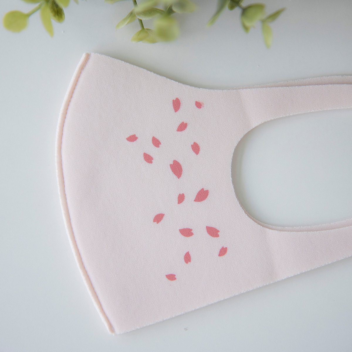 おはようございます！☀

明日明後日が大雪になるという予報を聞いて絶望した中の人です…そんなに寒くならないと…いいな…😌

まぁそれはさておき！
早く春にならないかな第二弾のオシャレマスクです！🌸✨
是非是非！

え？今は立春？
知らない子ですね😌
definitive.theshop.jp