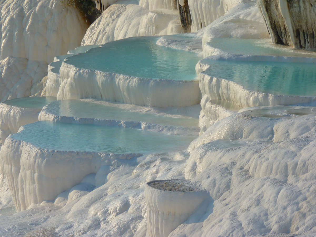 everythingturk1's tweet photo. Pamukkale is a town in western Turkey known for the mineral-rich thermal waters flowing down white travertine terraces on a nearby hillside. It neighbors Hierapolis, an ancient Roman spa city founded around 190 B.C. Ruins there include a well-preserved theater and a necropolis wi https://t.co/Sfovqbqsag