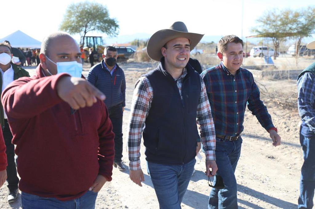 manolojim's tweet photo. Aquí caminando las calles de #SanBuenaventura supervisando obras sociales con el alcalde @hugo_lozano8, el equipo @SIDS_Coahuila y nuestra gente. ¡Seguimos jalando! 
🤠👍🏼 #Coahuila https://t.co/Uf7pF1hSPL