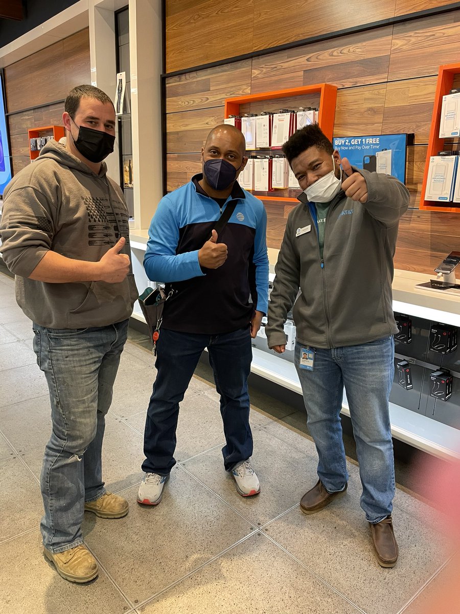 Chris helping first responders stay connected right after a firstnet training with a brand new first net bundle today for this officer and hopefully his colleagues soon after!!! 👍🏾<a href="/ReubenMaconATT/">Reuben Macon</a> <a href="/Mr_Feliciano20/">Erik Feliciano</a> <a href="/jillmill321/">Jillian Miller</a> <a href="/404girl/">Betsy Francis</a> <a href="/FirstNet/">FirstNet, Built with AT&T</a>