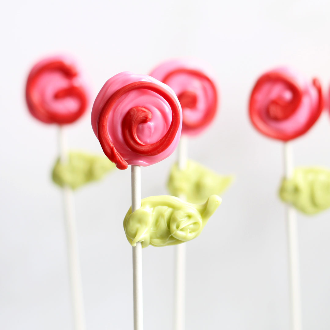 DecoratedCookie's tweet photo. How to use candy melts to make rose pops. Clever, huh?
#CandyMelts #RoseCandy #Lollipops #ValentinesDay.
https://t.co/S7UvE1cNNB https://t.co/ax3EjQUicW