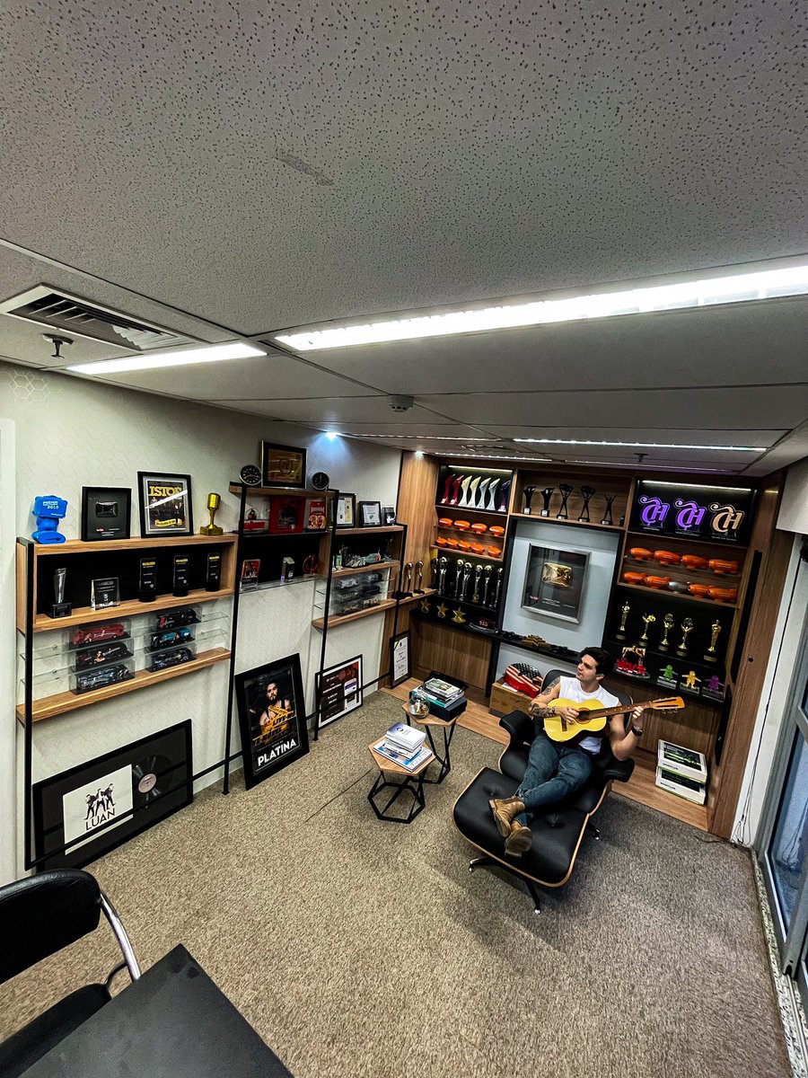 luansantana's tweet photo. o menino de campo grande e o homem na sala de troféus, juntos, com o mesmo sonho: arrancar sorrisos, emocionar corações. o menino já conquistou muito mais do que sonhou, mas o homem…bem, o homem acabou de começar. 👊🏻 https://t.co/0PbYOUCWEL