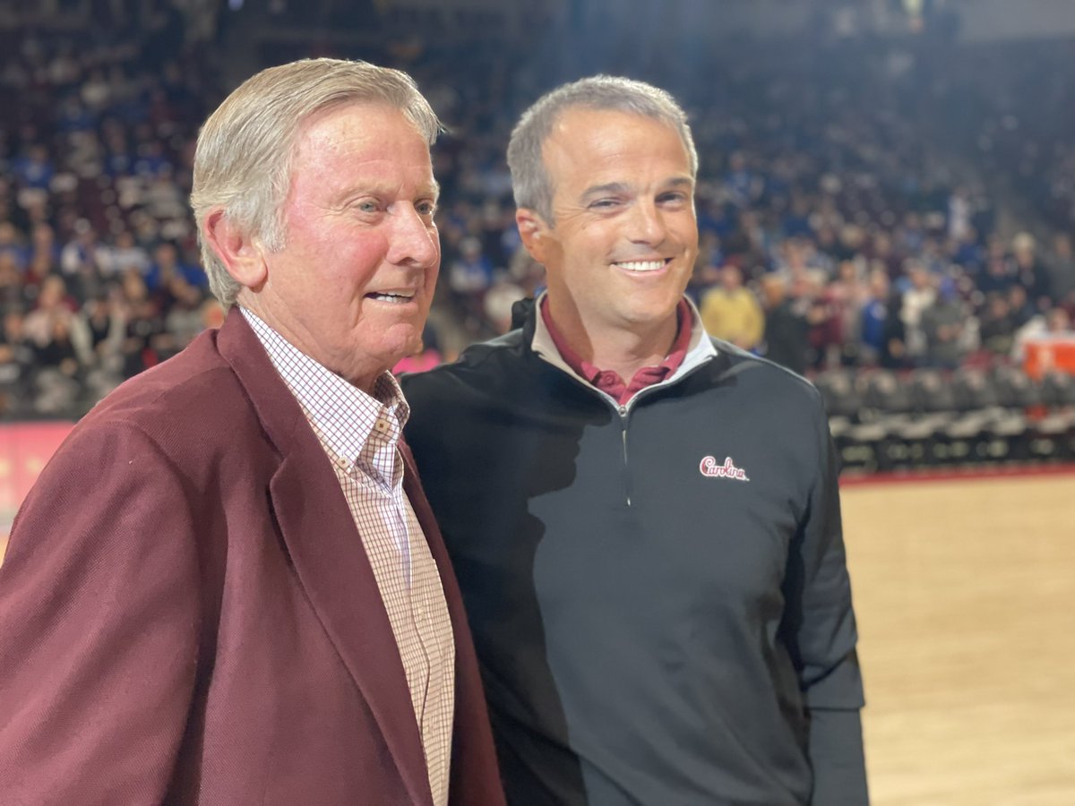 Mike_Uva's tweet photo. .@CoachSBeamer being presented the Steve Spurrier First-Year Coach of the Year Award. When Beamer began to address the crowd, the very first thing he did was thank @SteveSpurrierUF for bringing him to South Carolina in 2007. @GamecockCentral https://t.co/GOh3N04JXr