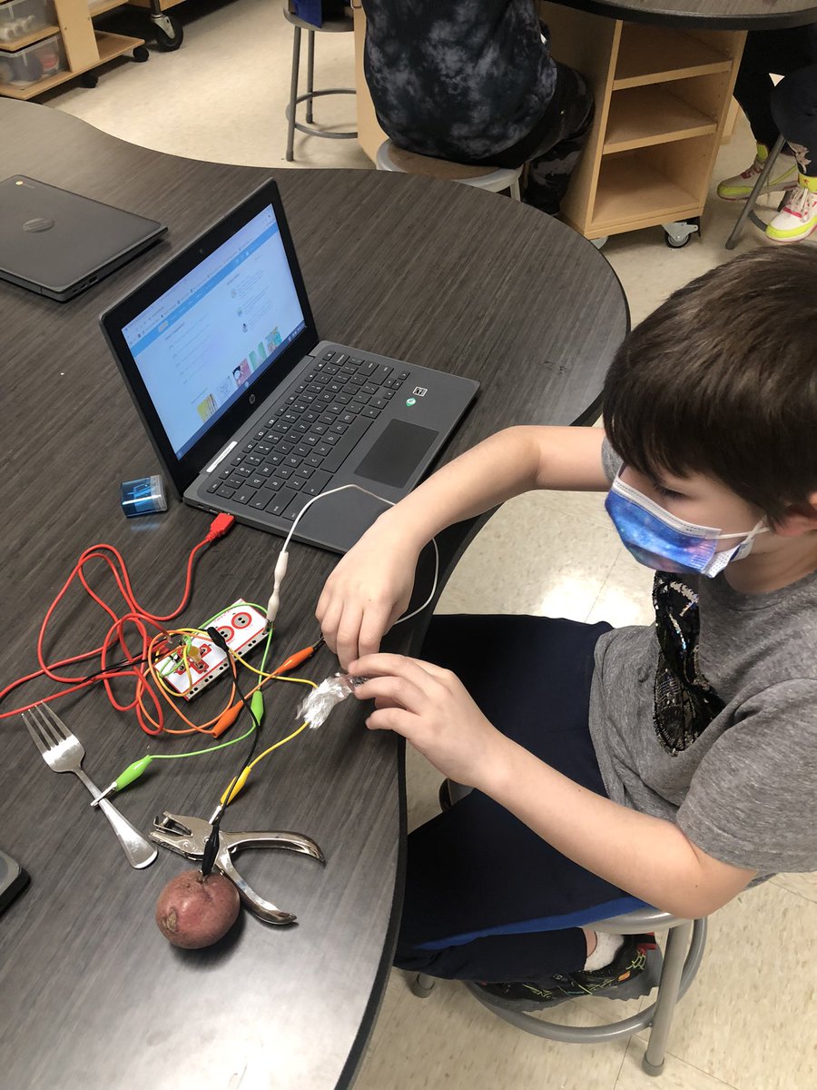 SherryMich's tweet photo. #MasonElementary fourth graders combine food, Scratch programming and @MakeyMakey to create a fun way to play their games. Want your character to move up? Touch the potato! #KindnessStartsWithME https://t.co/fNqeVPppAn