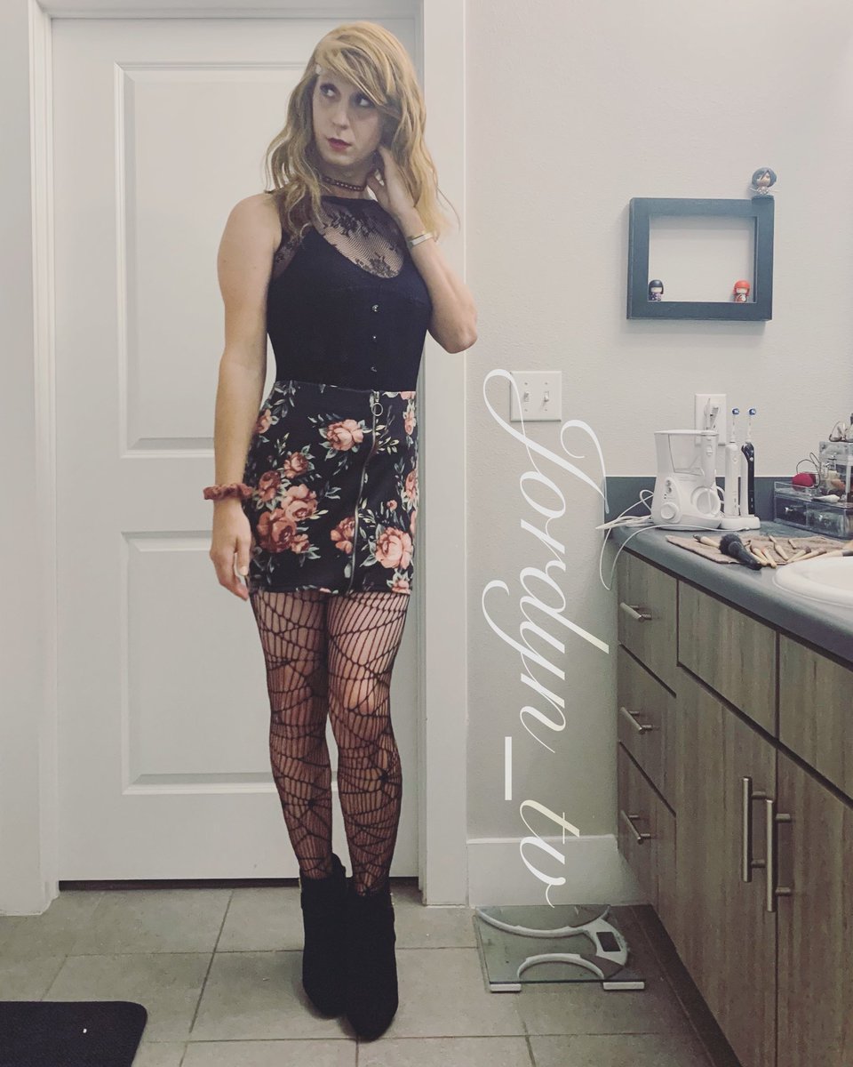 StrandJordyn's tweet photo. Dressed up, just in case I end up going out tonight. #needacoat #transgirl #transgender #genderfluid #getitgirl https://t.co/KSLVrmY8Pc