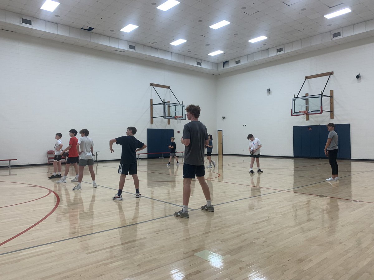 FootballOMHS's tweet photo. When guys are just wanting to get better! So excited to see our young Middle School and QB School guys grinding! @Coach_Ward23 @TCrane4Au @OakMntRecruits @coachcwells25 @LBE20 @ommsprincipals #ATD #1WAY https://t.co/YC79ENgvR1