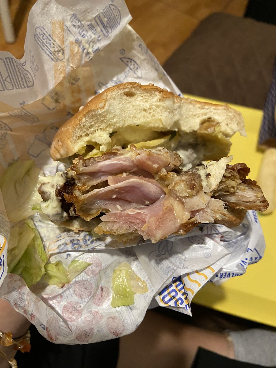 naufragarte_'s tweet image. @BembosOficial ¿cómo supieron que me encanta el pollo crudo? Que cracks 🤩🥰