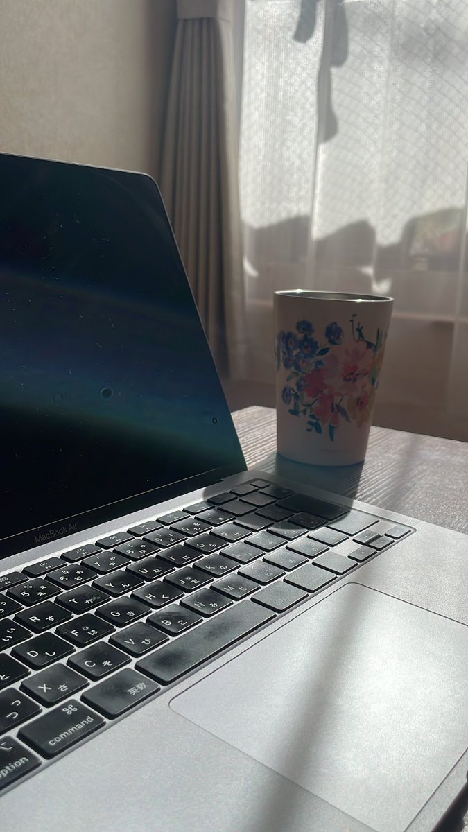 komatsumaribu's tweet photo. 寒い日も、家の中の一番日当たりの良い部屋でぽかぽか仕事。
ジムとお迎えの合間にも、
子どもの習い事の待ち時間にも、
調子がいい日は子どもが寝た後も...
こんな働き方ができるっていい時代だなぁ💕 https://t.co/qcLJ6doDPM