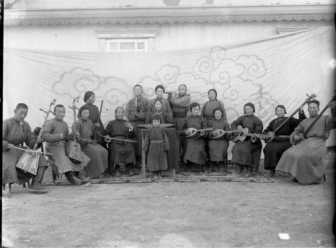 440Hzrecords's tweet image. #Fact2 Нүүдэлчдийн амьдралд язгуур шинжээрээ зуун дамжин хадгалагдаж ирсэн Монгол ардын дуу, хөгжмийн зэмсгүүд, үлгэр туульс, ерөөл магтаал 20-р зууны эхэн үеэс барууны хөгжмийн зэмсгүүдээр баяжин, 1930-50 аад оноос мэргэжлийн тайзны урлагийн салбар болтлоо өргөжжээ