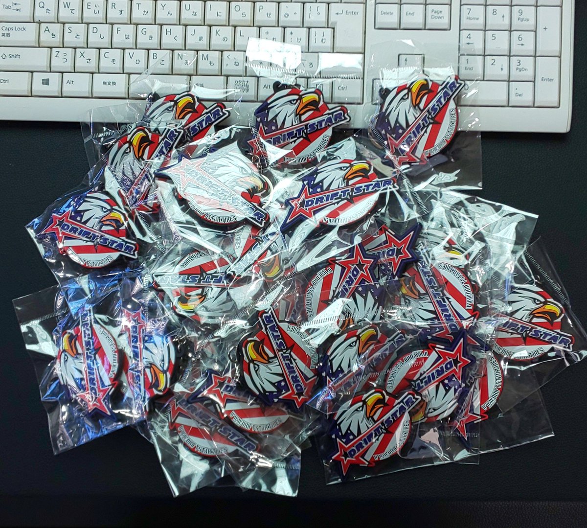jspgCChKzXLkf6J's tweet photo. VALINO TIRE様からDRIFT STAR⭐️のキーホルダー沢山届きました!
欲しい方は早い者勝ちですよ~
#VALINOTIRE https://t.co/lF7hbqA3sM