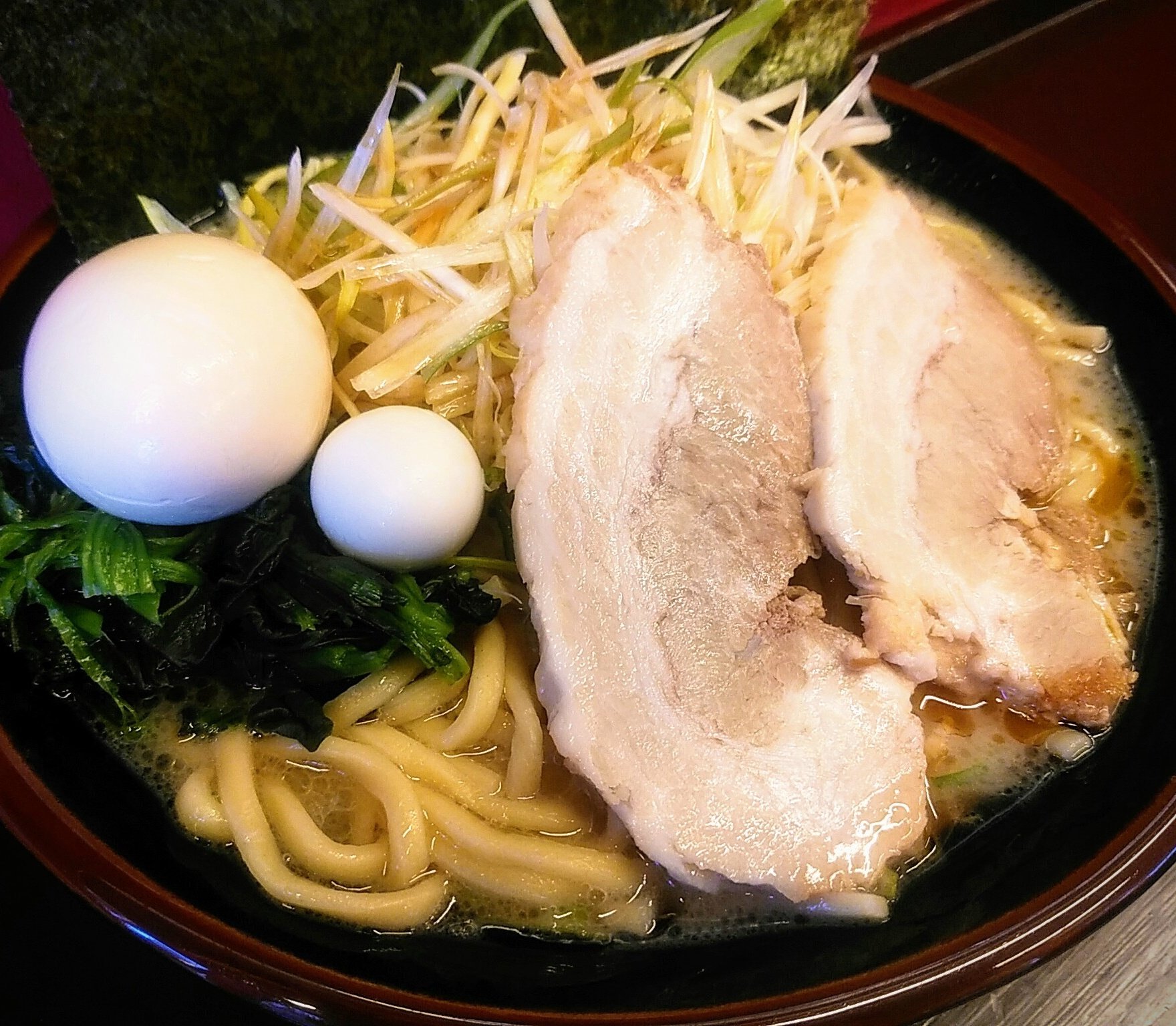 تويتر 豚とことん 羽貫 على تويتر 本日は豚骨塩ラーメン 大盛 白髪ネギ 味玉 白髪ネギを直接のっけてラー油 ごま油と醤油ダレで 味付け 小麦の甘さと旨みが塩豚骨に引き立てられて美味しい 麺に味付け白髪ネギが相性抜群で海苔で巻いて食べると絶品 味玉も半熟で