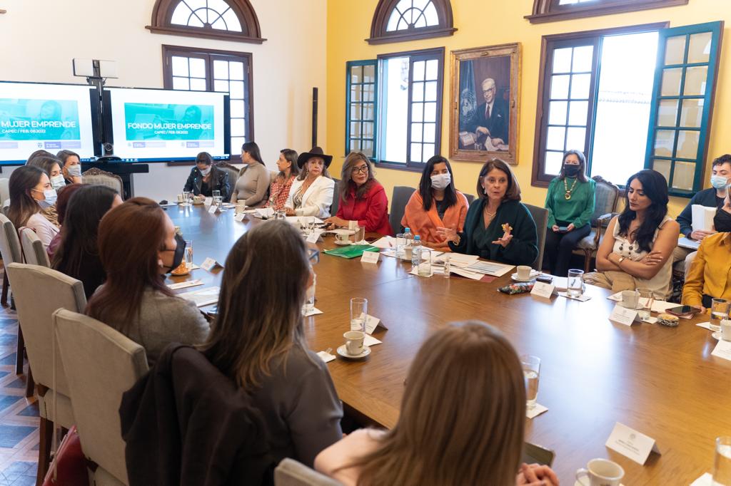 mluciaramirez's tweet image. En la primera reunión de 2022 con el Consejo Asesor Presidencial de Empresarias Colombianas, #CAPEC, destaqué que la política de Estado de #Equidad de este Gobierno, debe trascender, con énfasis en el empoderamiento económico de las mujeres.