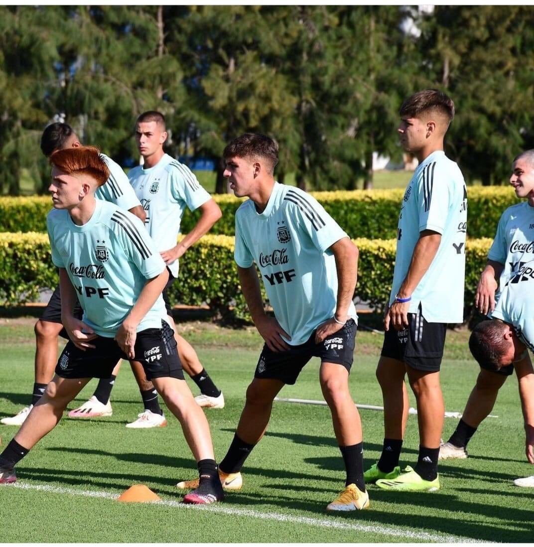 PampaAranda's tweet photo. Orgullo de #BocaJuveniles #ColoBarco hoy de entreno con la #Sub20, dirigida por @Mascherano .  Grande #Colito 👏👏

@BocaPasionTotal https://t.co/wPkyeWNPYl