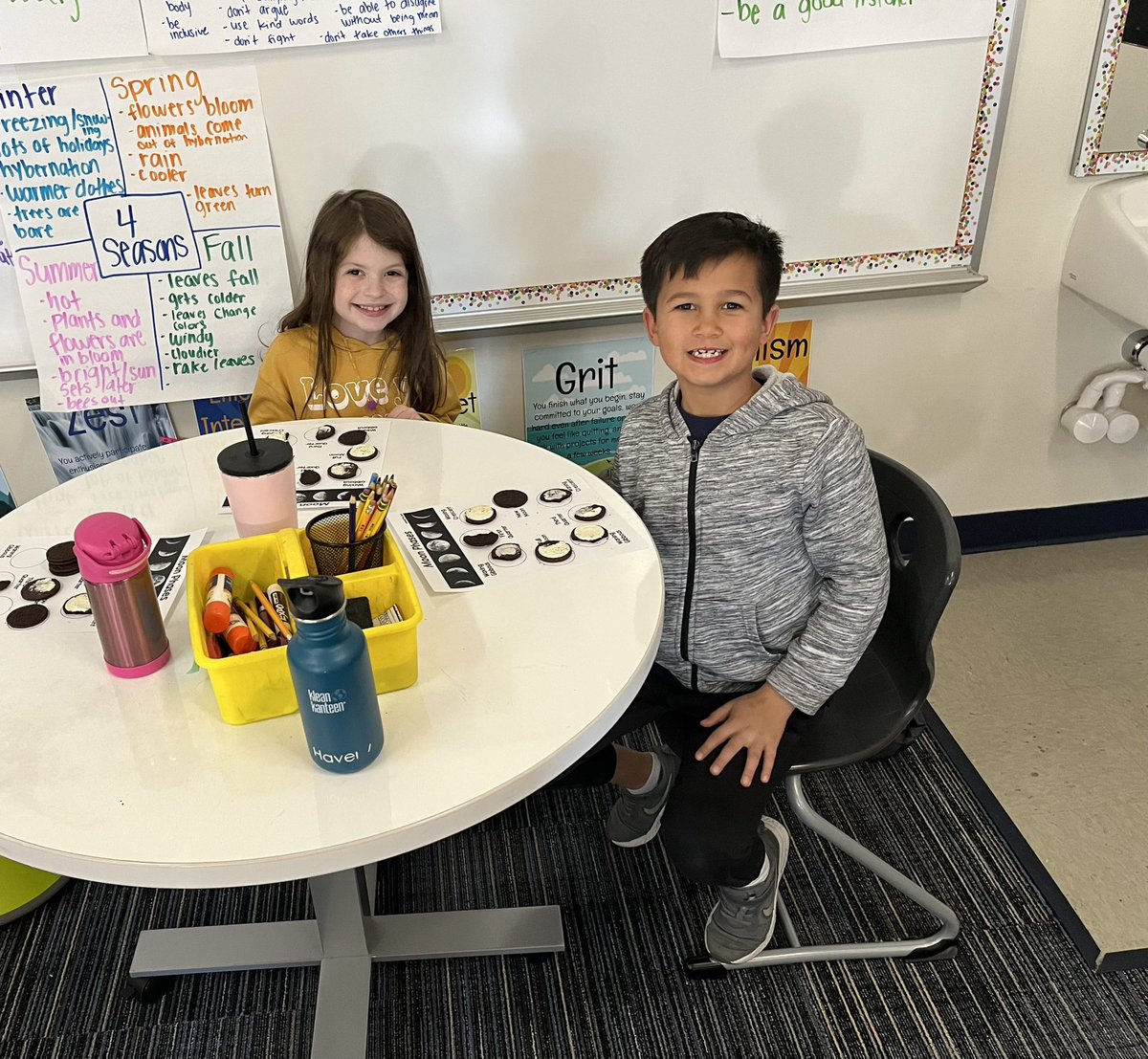 MrsSand0val's tweet photo. Moon phases with Oreos! These second graders love science! 🌝 @RogersFrisco #RogersFrisco2022 https://t.co/FZJ4cLcmYS